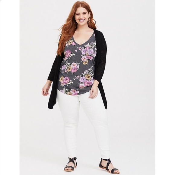 Floral V-Neck Pocket Tee - Picture 3 of 6